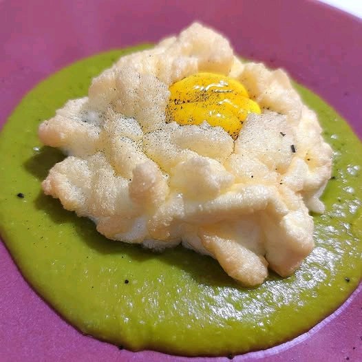 Uovo nuvola con crema di piselli
