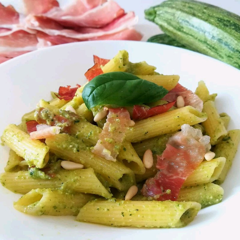 Pasta pesto di zucchine e speck
