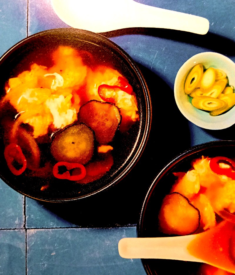Zuppa di cetrioli e uova filanti
