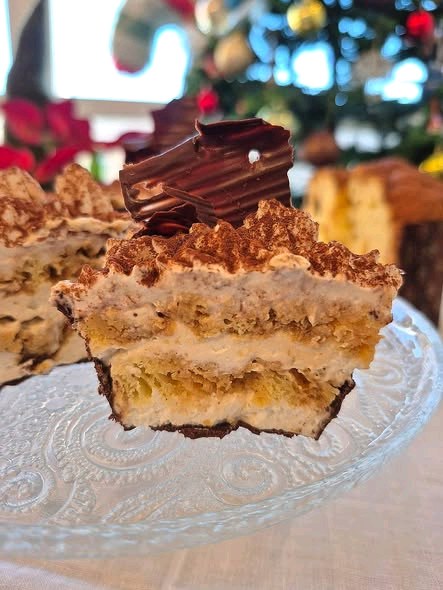 Tiramisù con panettone in tazza di cioccolato