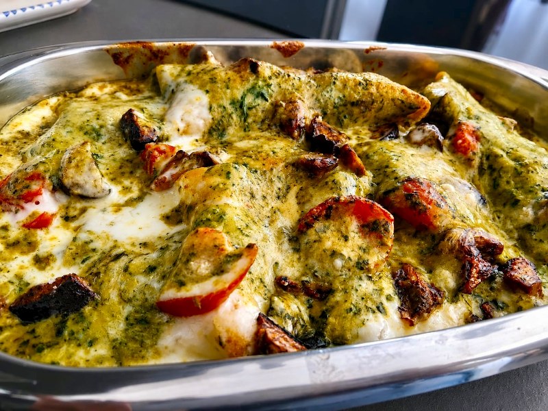 Lasagne pesto, pomodorini, stracchino e melanzane