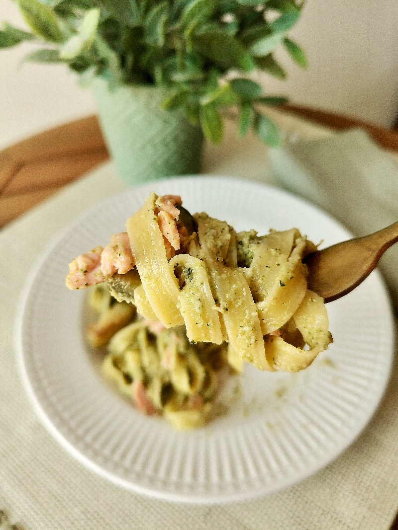 Fettucce con pesto di zucchine e salmone