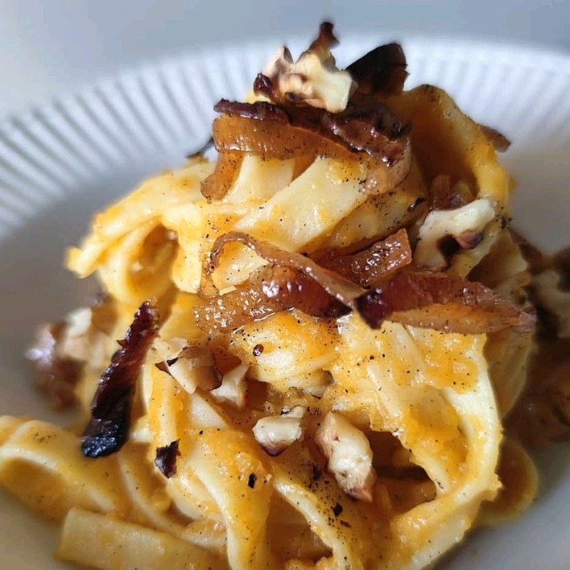 Fettuccine zucca, noci e guanciale