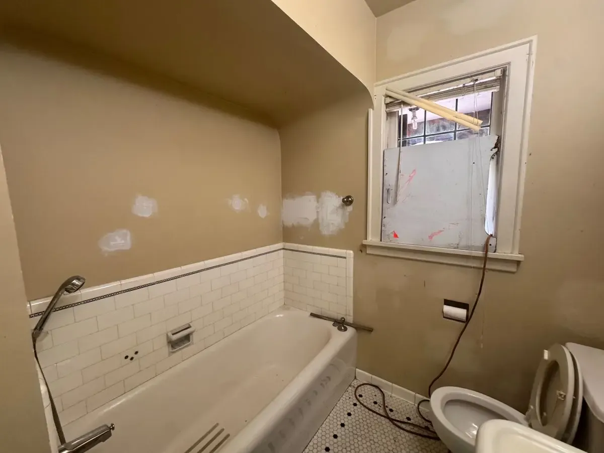 Investment Duplex — Significant Upside Potential - Photo 34