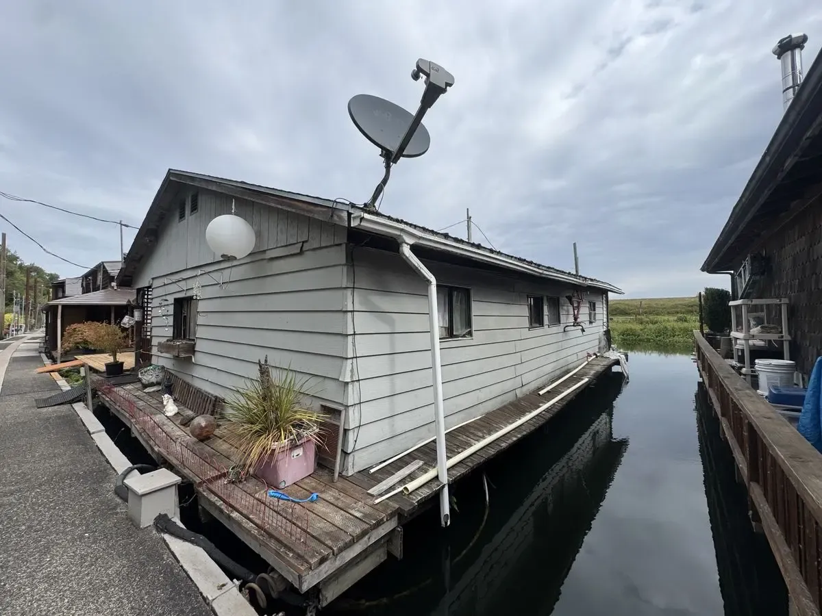 NW Portland Floating Home Fixer 2/1 — $20K / $100K ARV - Photo 4