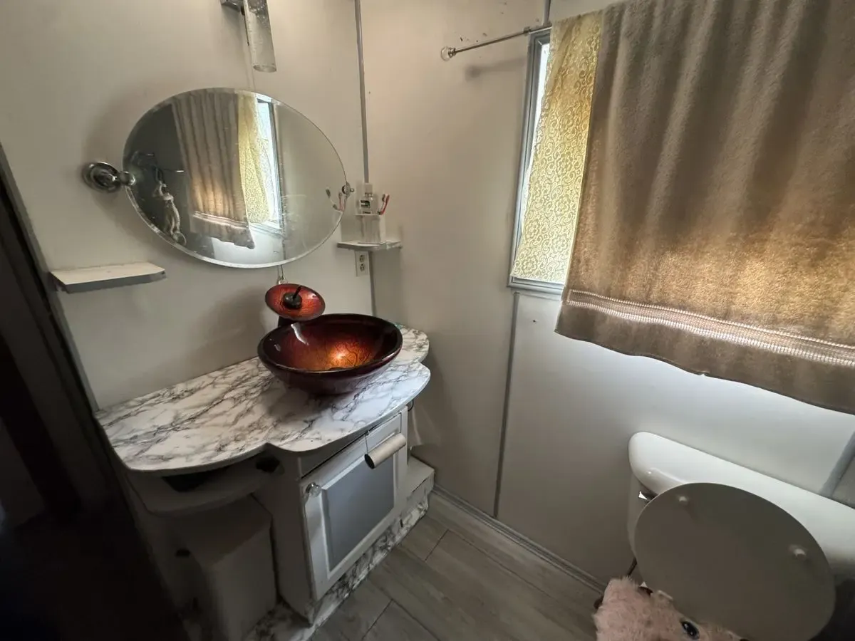 NW Portland Floating Home Fixer 2/1 — $20K / $100K ARV - Photo 15