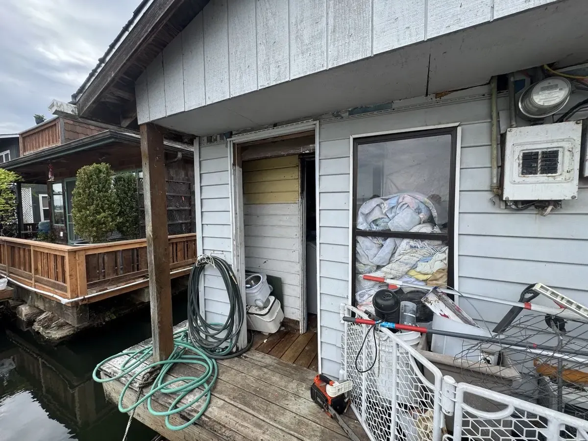 NW Portland Floating Home Fixer 2/1 — $20K / $100K ARV - Photo 10