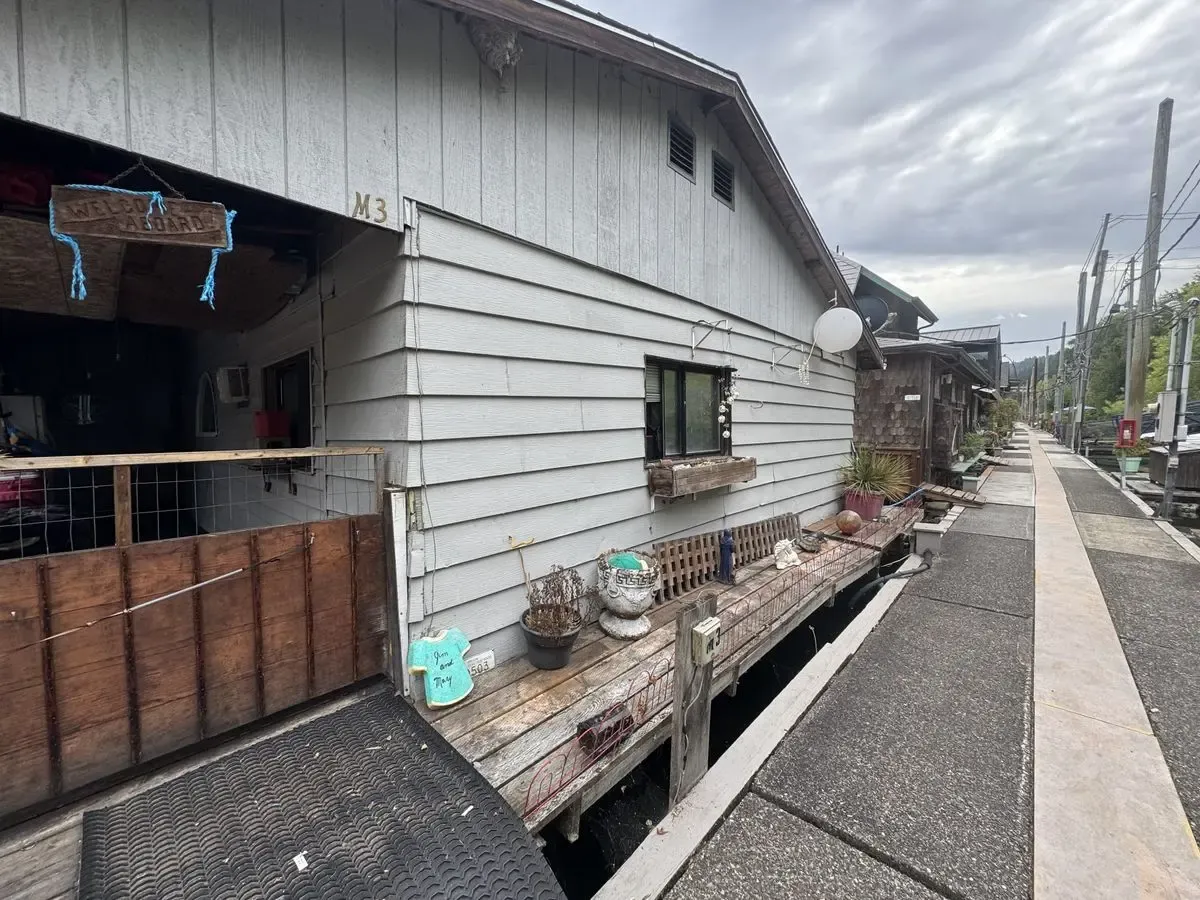 NW Portland Floating Home Fixer 2/1 — $20K / $100K ARV - Photo 6