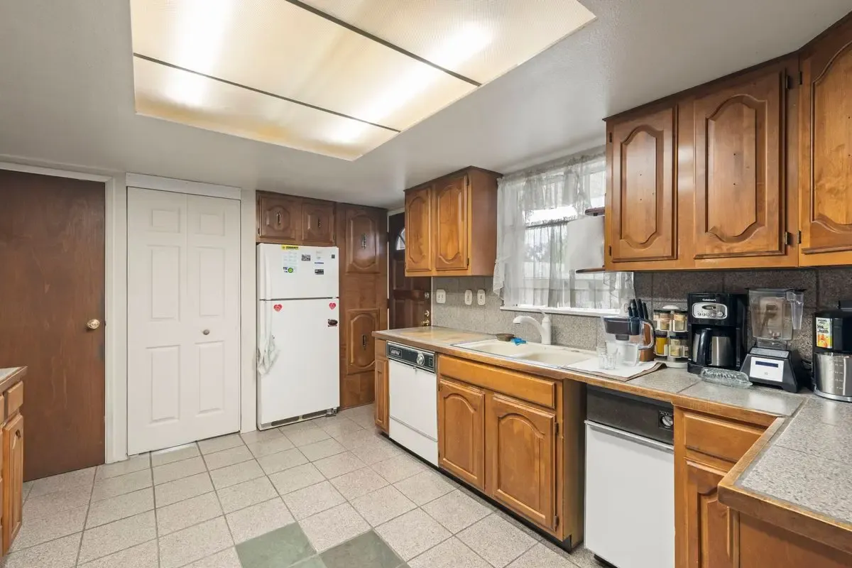 South Seattle Opportunity — Spacious Living Area - Photo 34