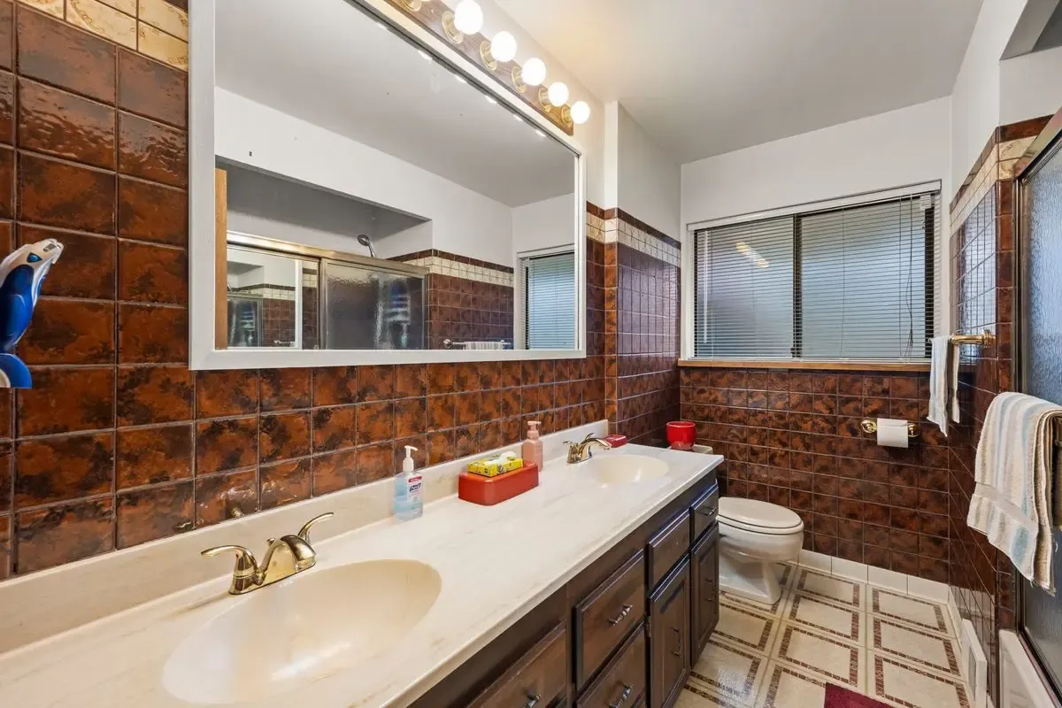 South Seattle Opportunity — Spacious Living Area - Photo 24