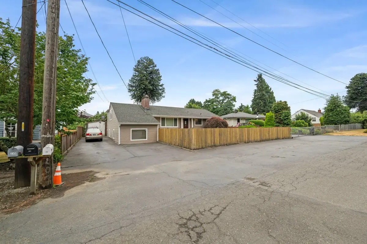 South Seattle Opportunity — Spacious Living Area - Photo 3