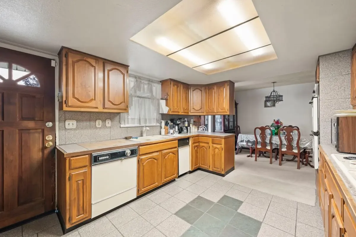 South Seattle Opportunity — Spacious Living Area - Photo 36
