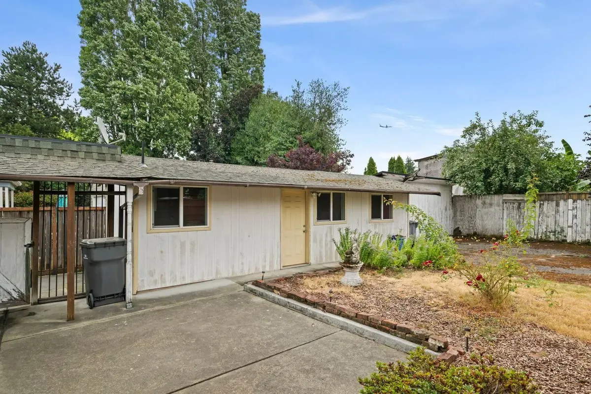 South Seattle Opportunity — Spacious Living Area - Photo 11