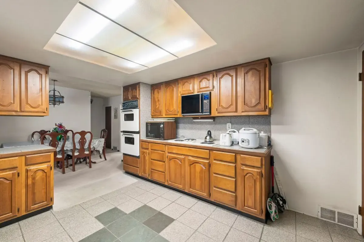 South Seattle Opportunity — Spacious Living Area - Photo 35