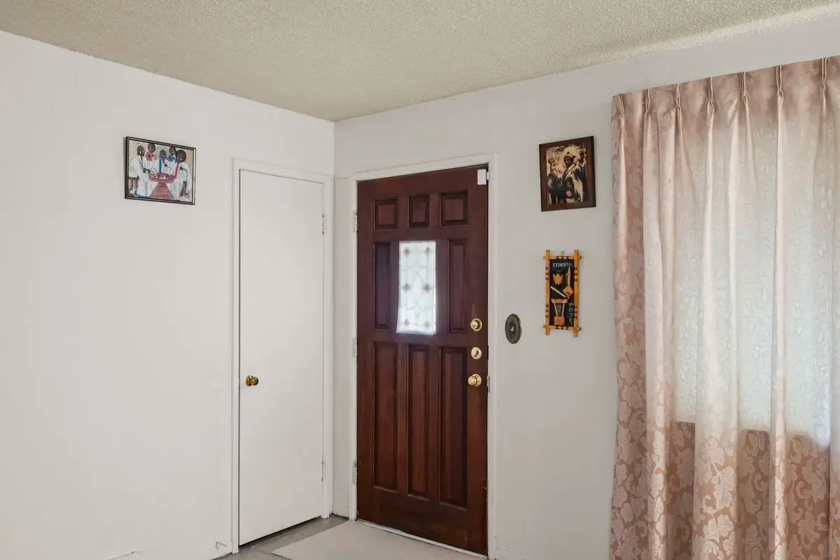 South Seattle Opportunity — Spacious Living Area - Photo 21