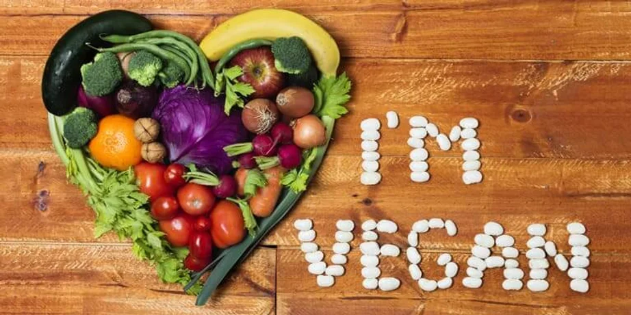 Vegetais formando um coração e escrito I'm Vegan (Sou vegano)