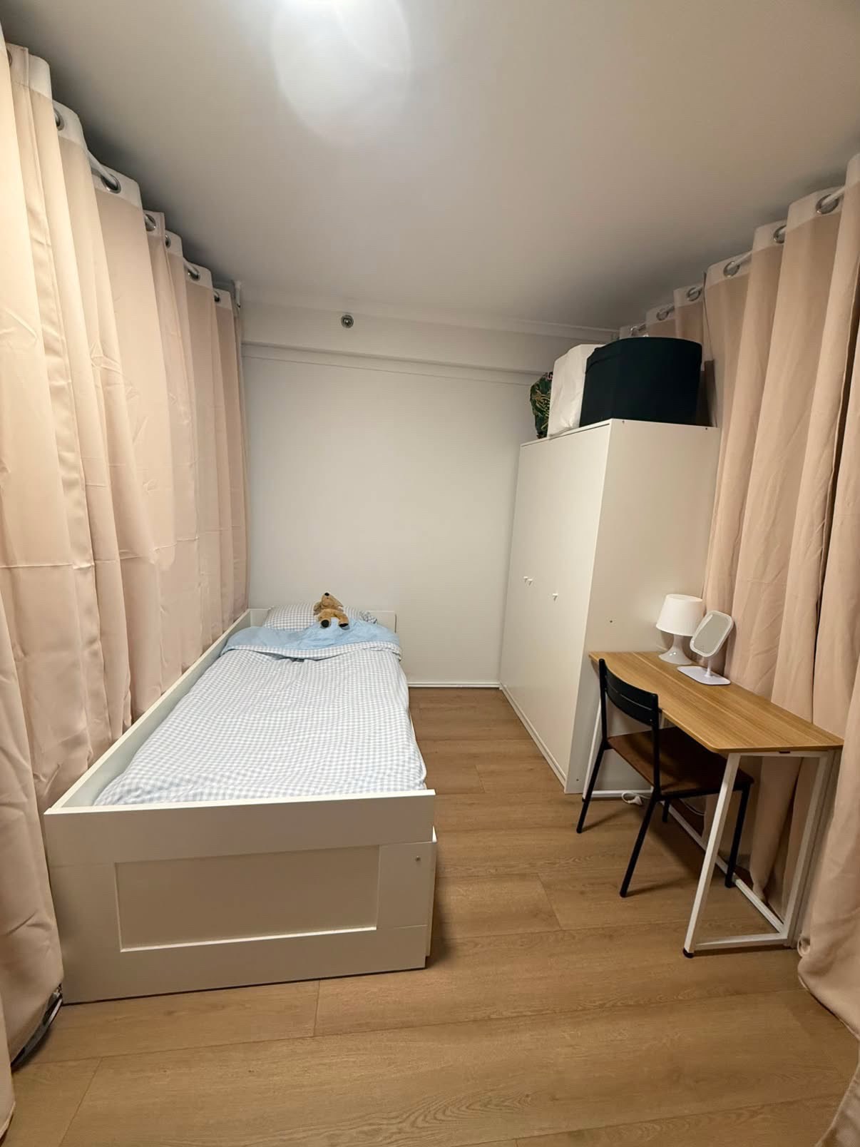 ห้อง living room 230/week ผู้หญิง พื้นไม้ไม่มีฝุ่น