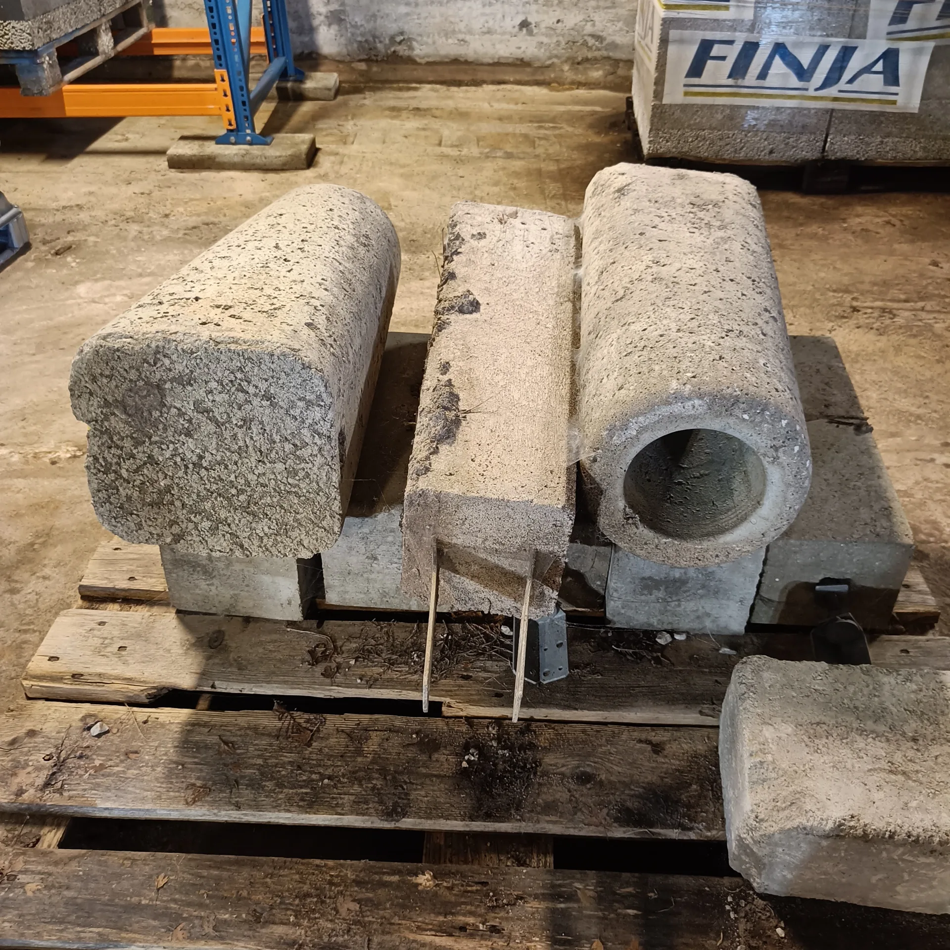 Plintar och stolphållare i betong