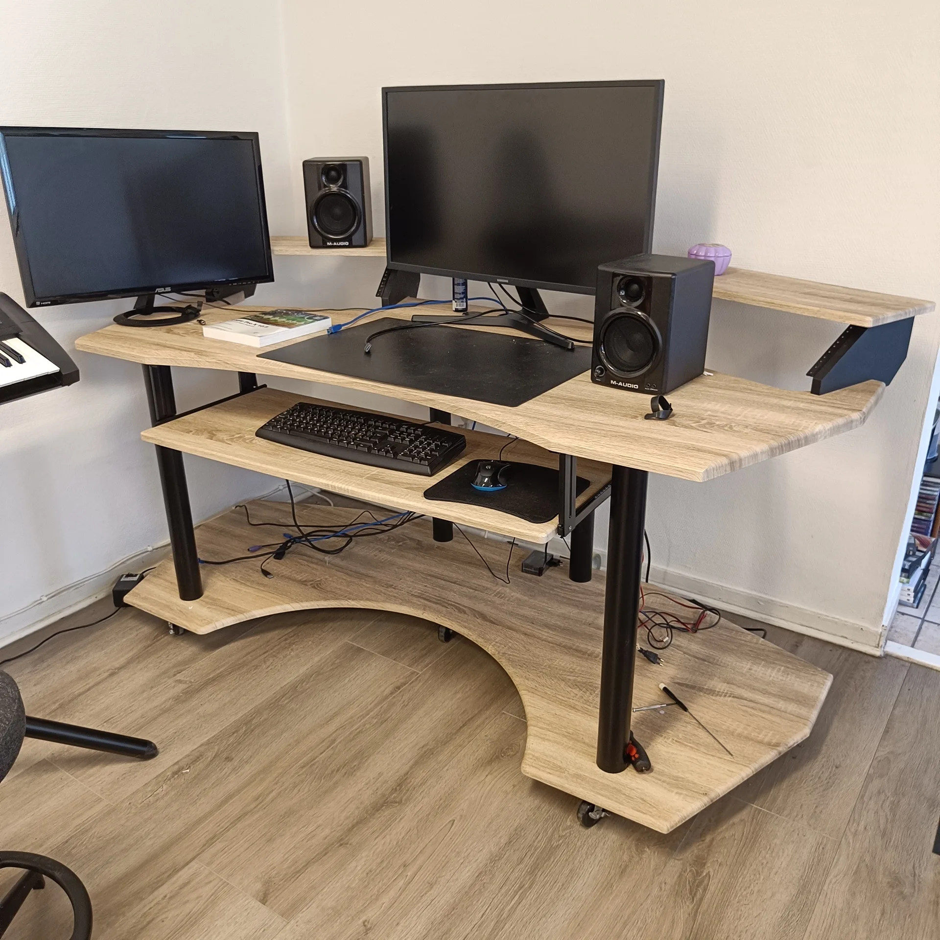 Skrivbord, 2st skärmar och högtalare