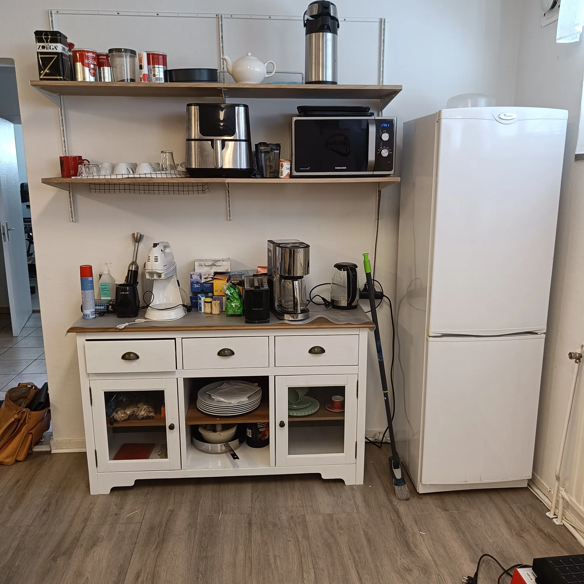 Innehåll i köksvrå såsom kyl/frys, kaffekokare, mikro mm