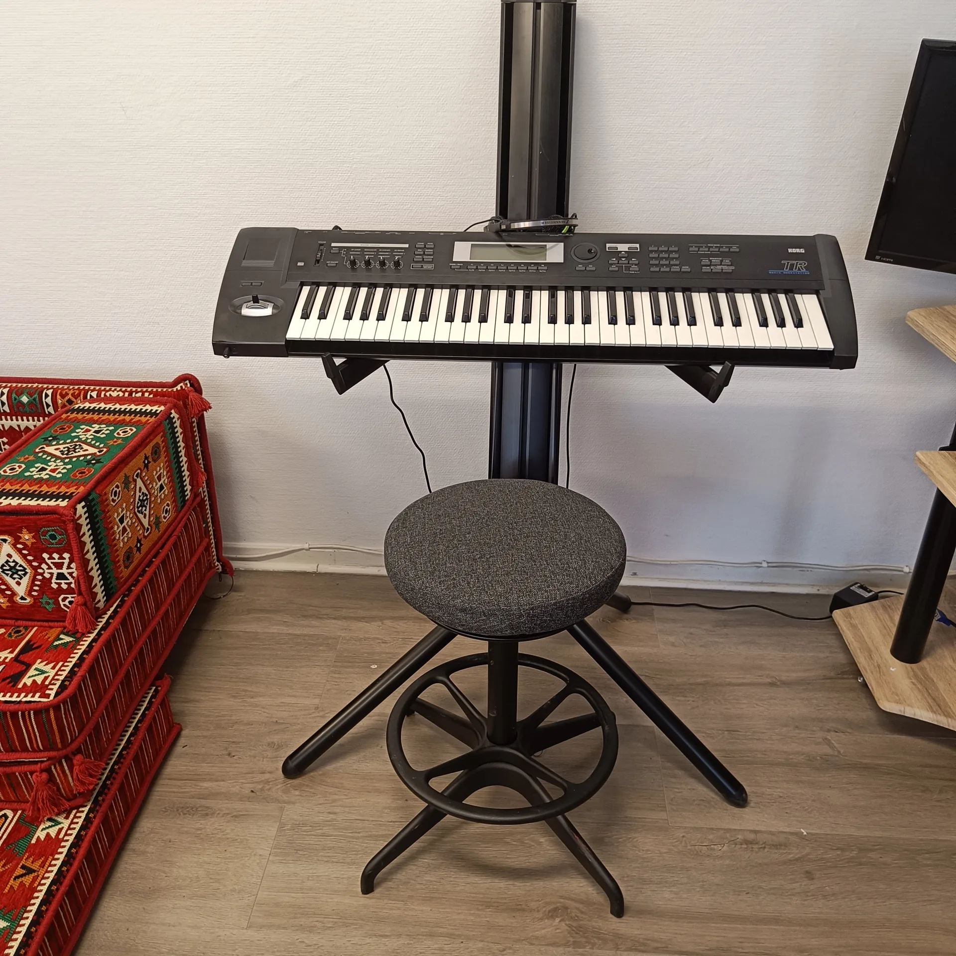 Korg TR61 music workstation med diverse tillbehör