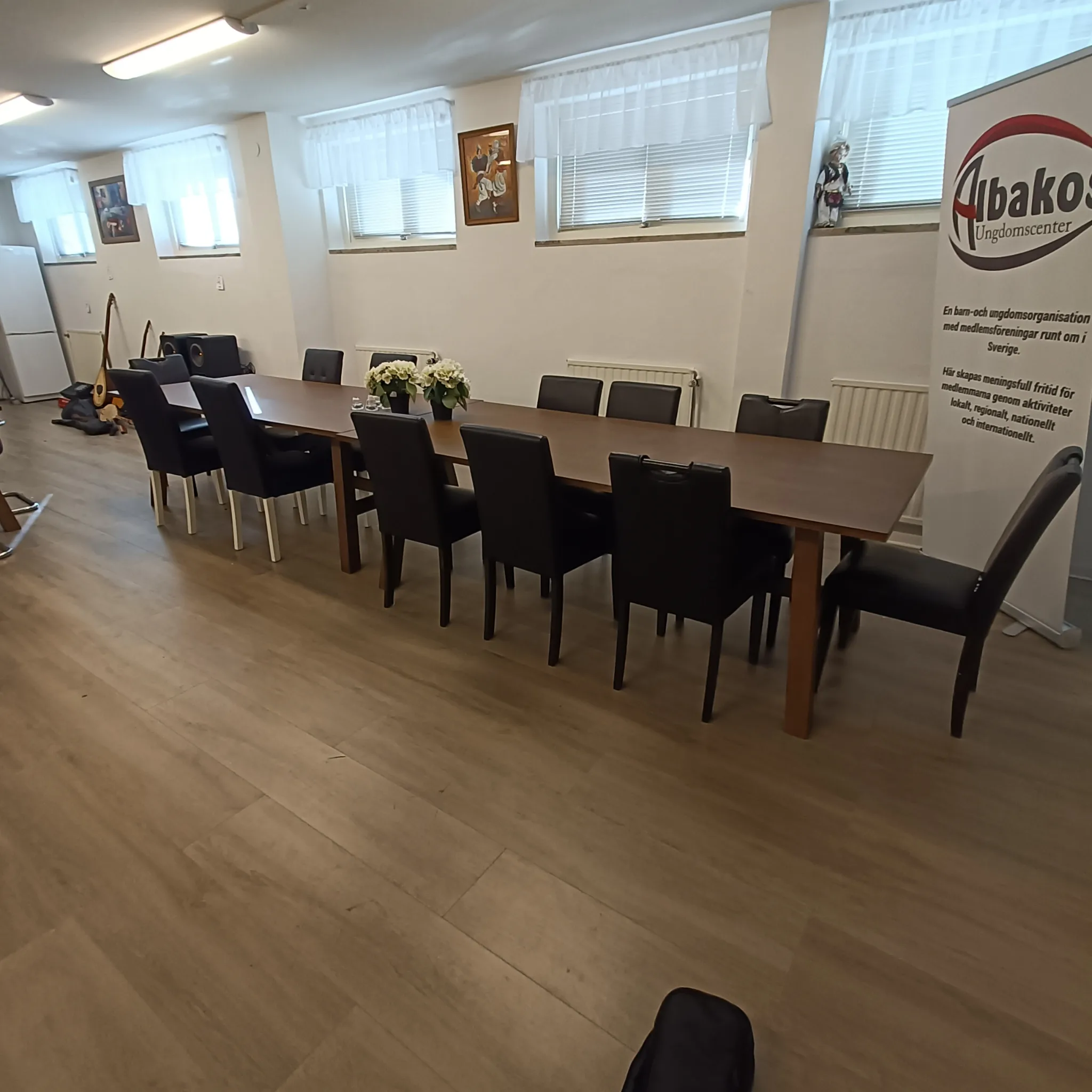 2st matsalsbord och 12st stolar