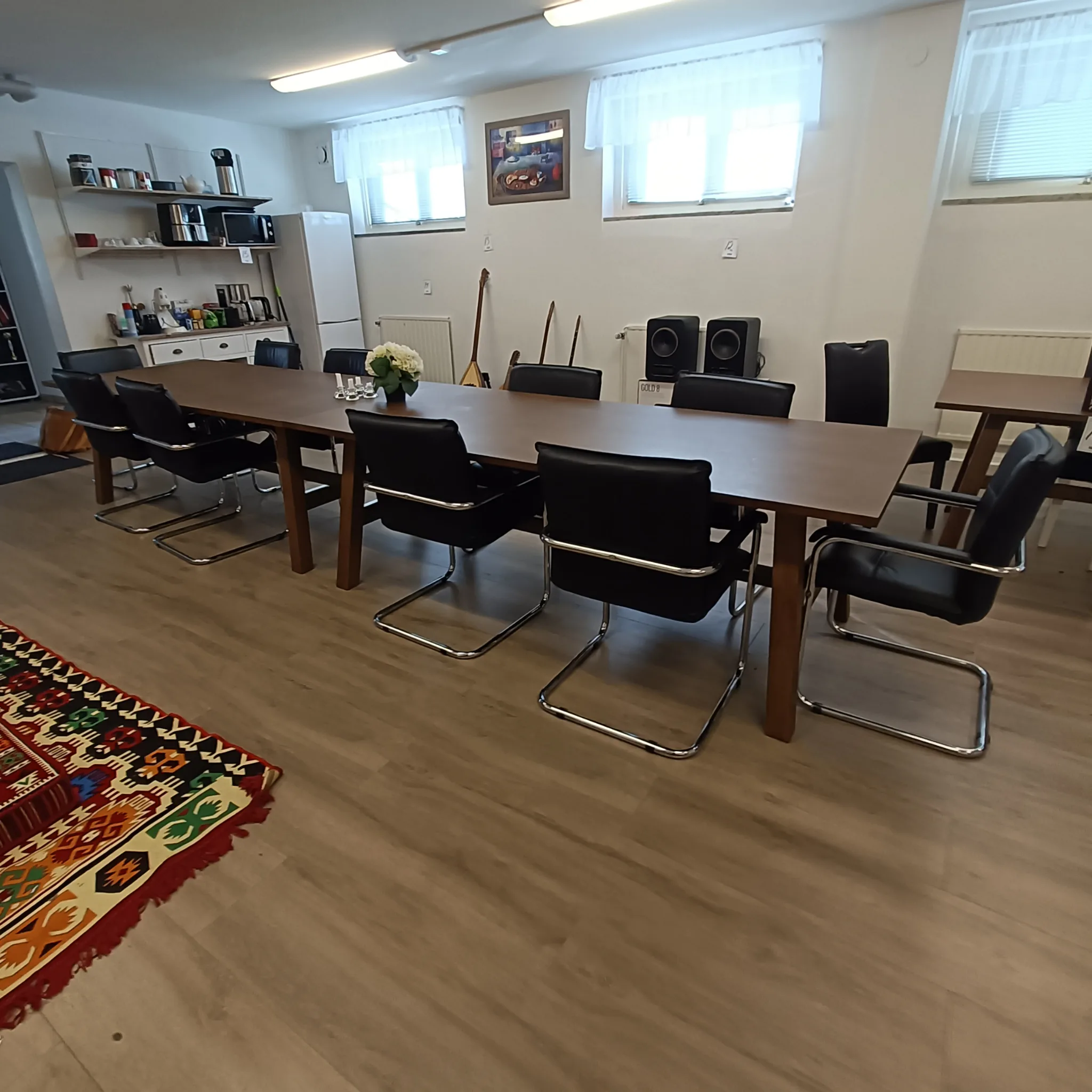 2st matsalsbord och 10st stolar