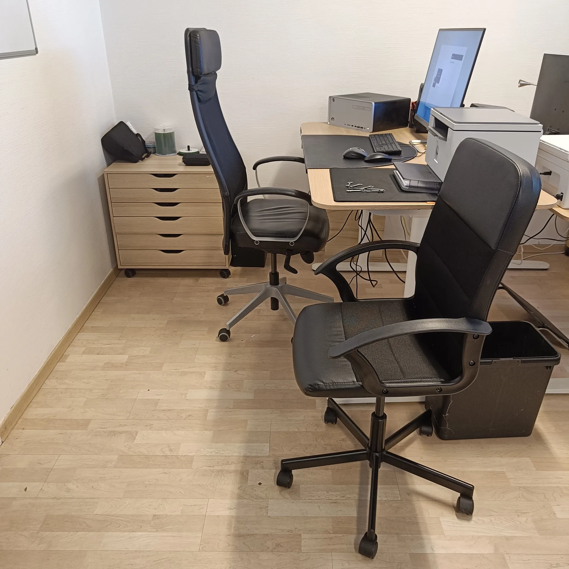 Dator, skärm 32", skrivare, höj o sänkbart skrivbord samt högtalare mm