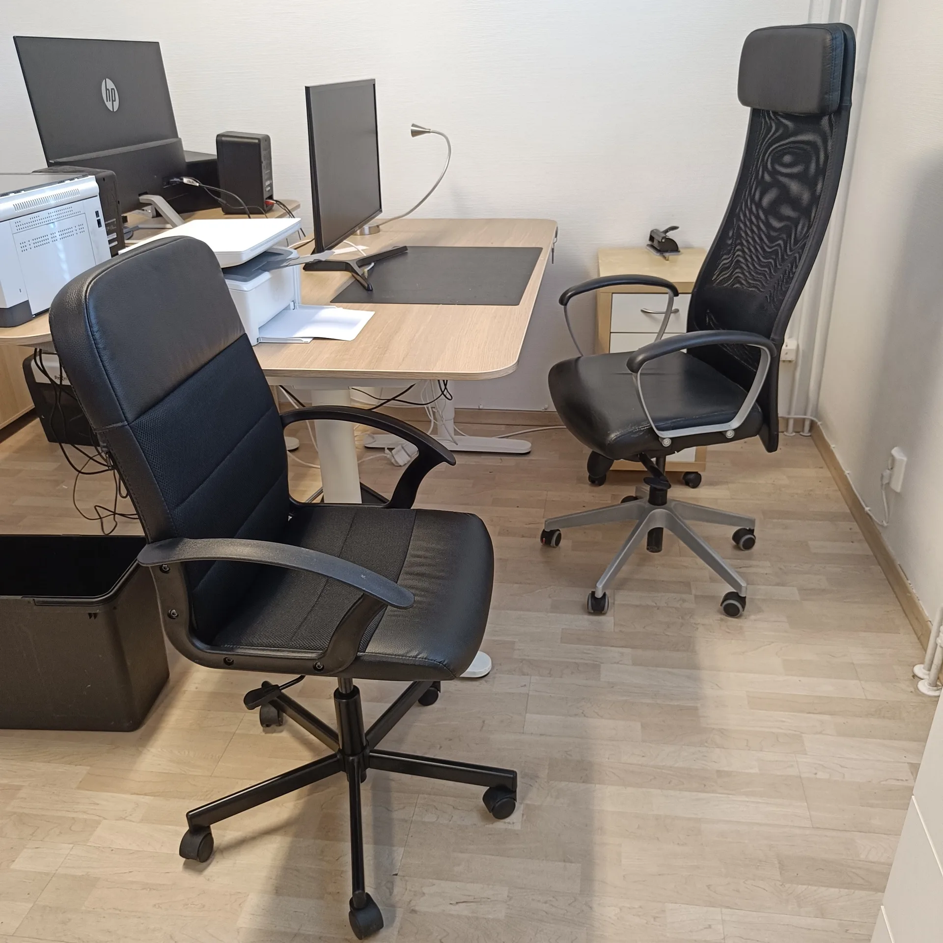 Höj o sänkbart skrivbord, 2st stolar, skärm och hurts