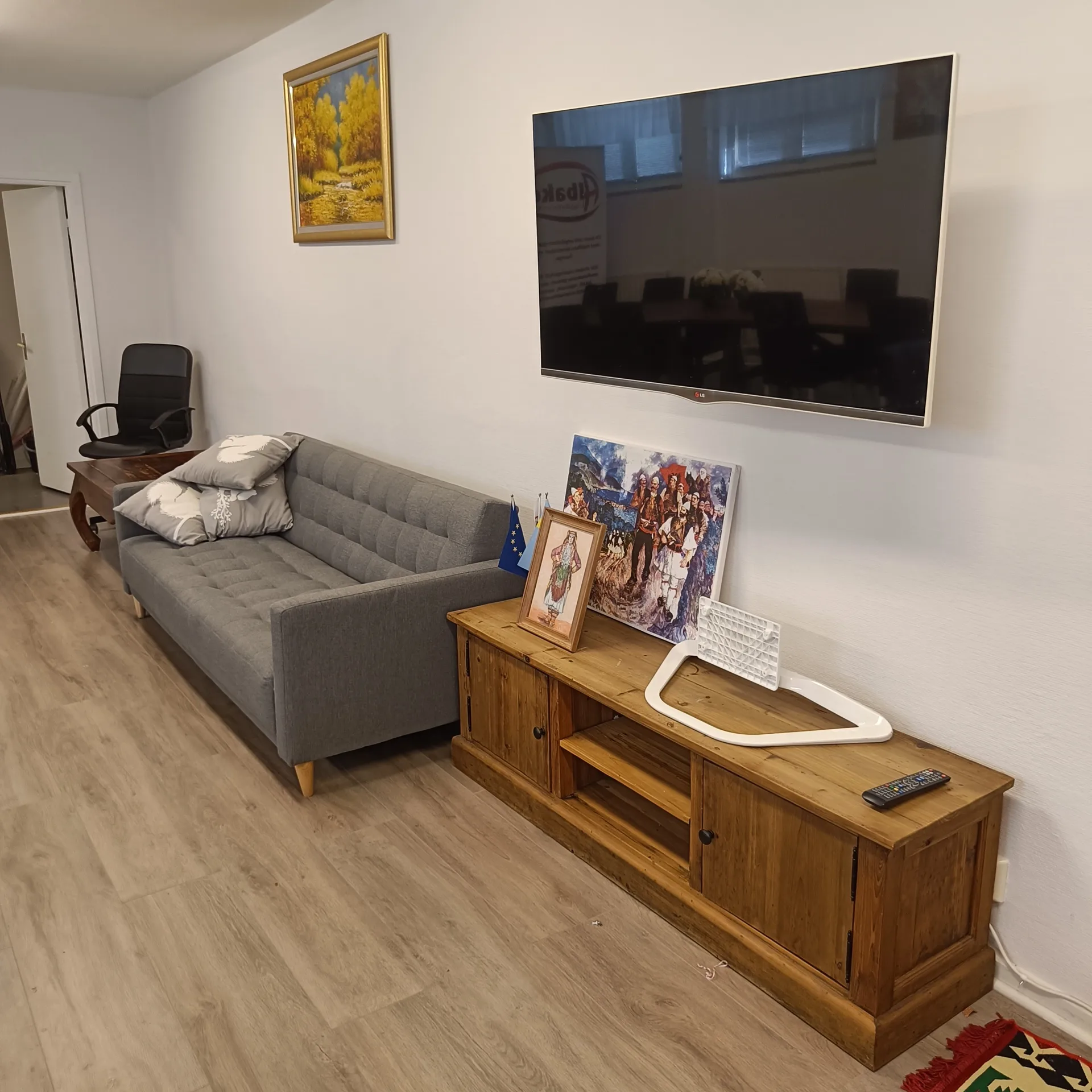 LG TV, tv skänk, soffa och bord mm