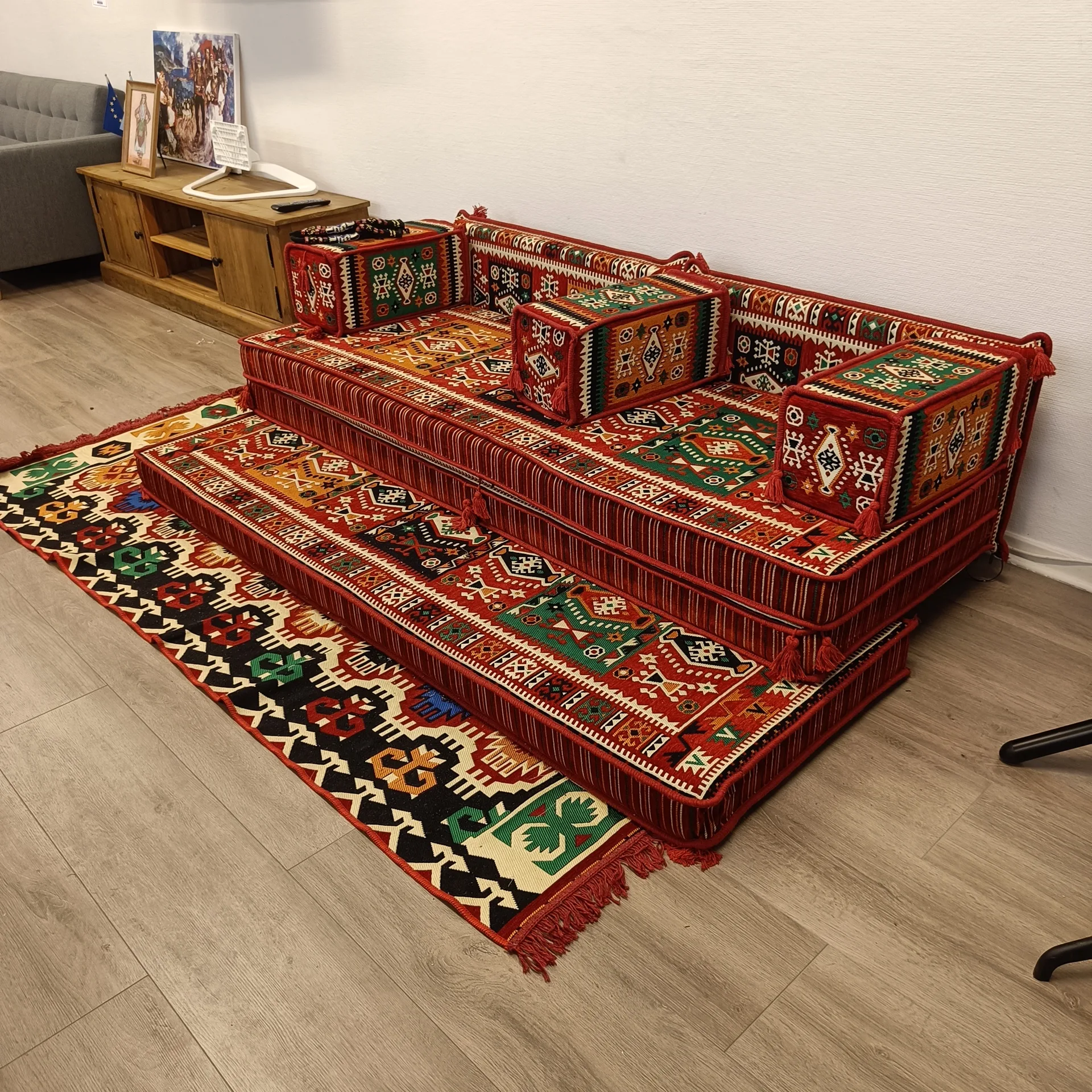 Mönstrad modulsoffa samt matta