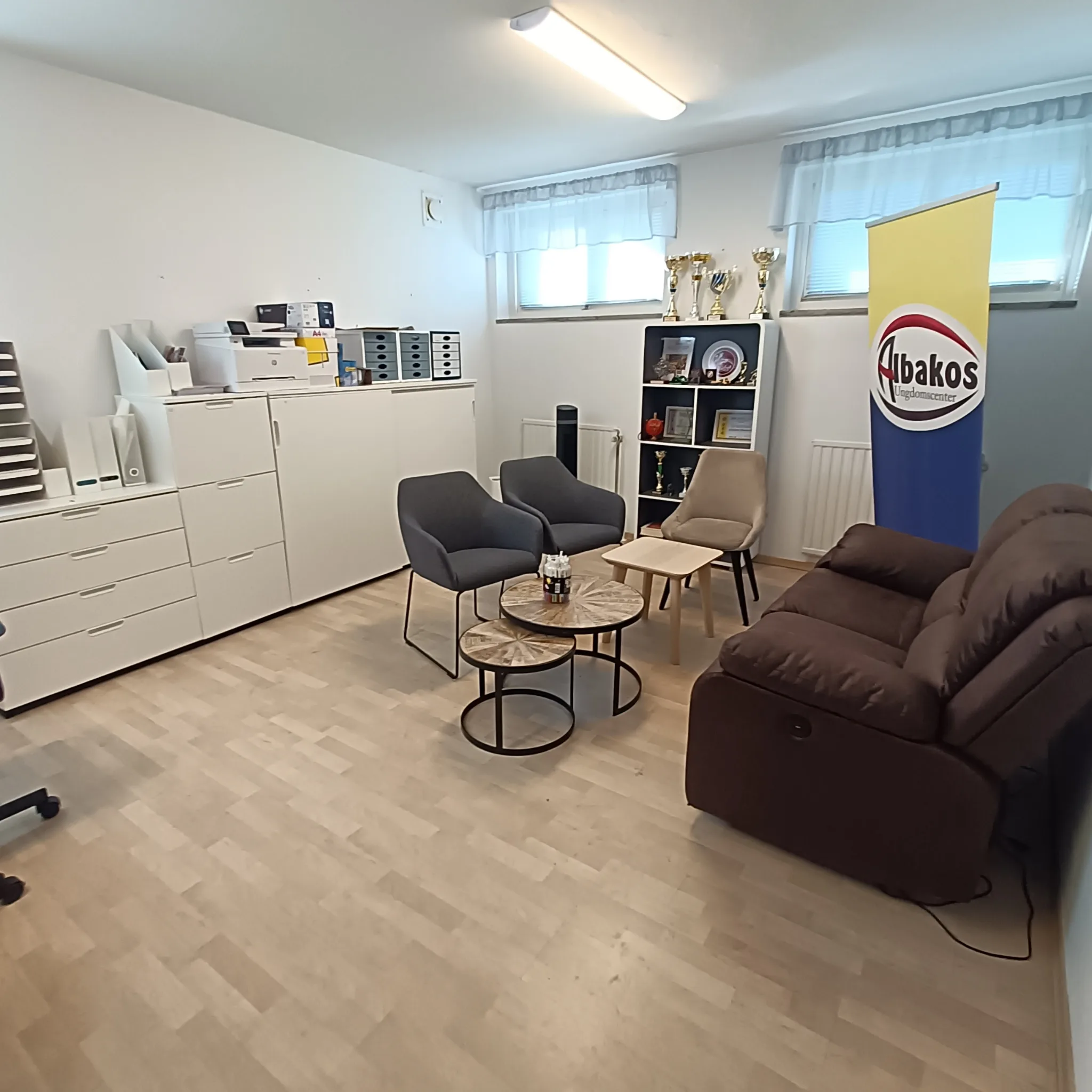 2-sits soffa, 3st stolar, 3st bord, hyllor och arkivskåp