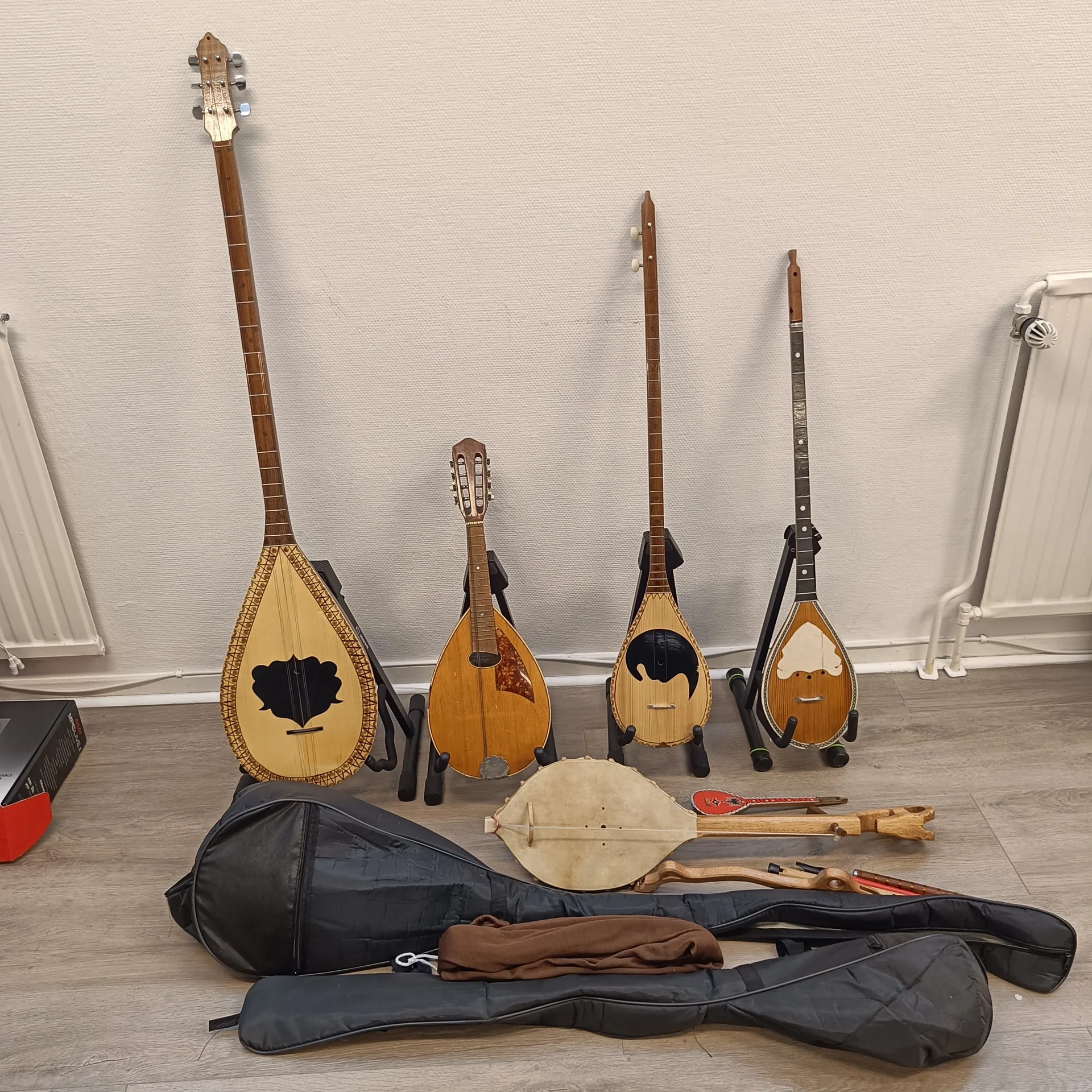 Diverse instrument och souvenirer