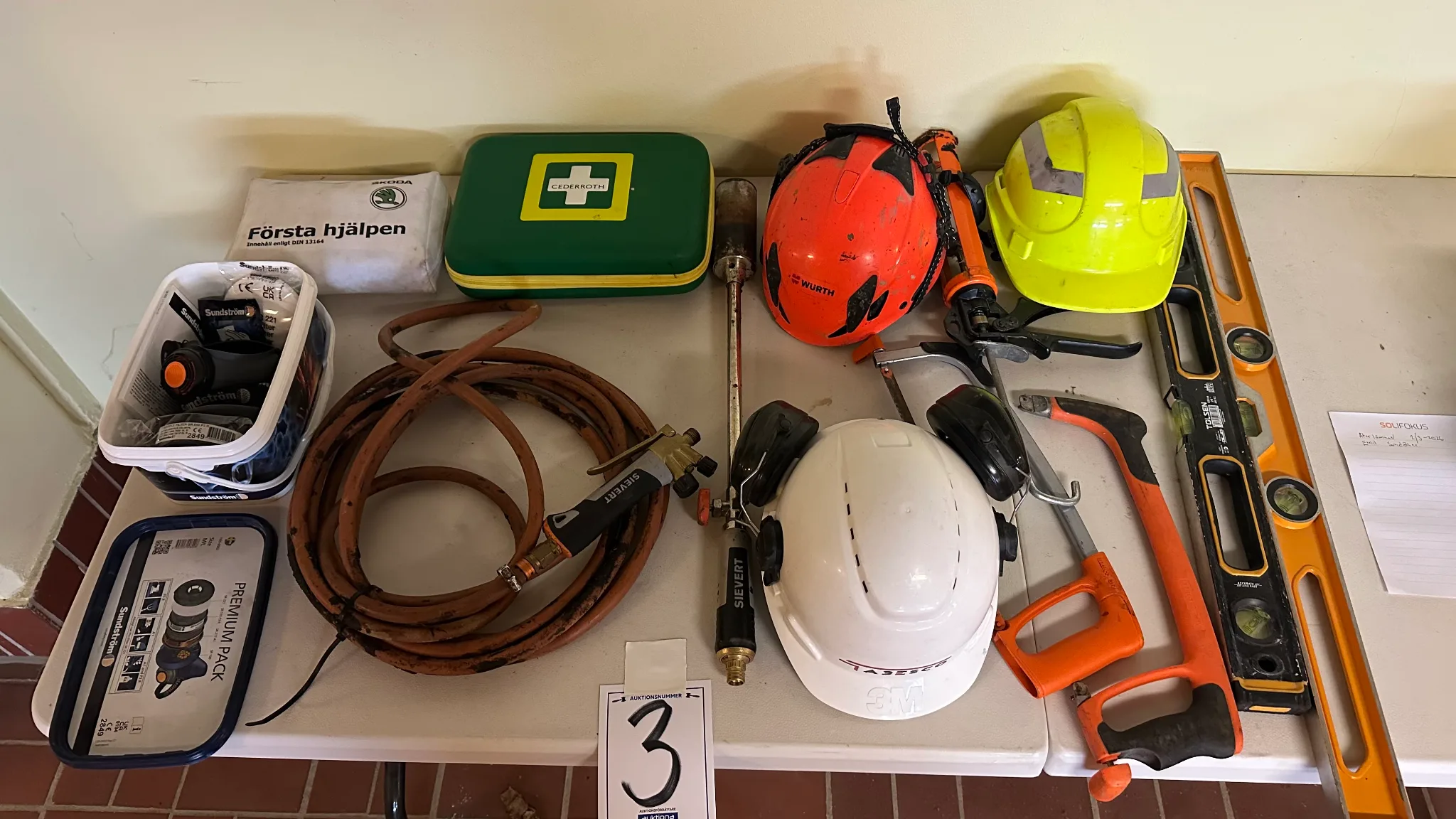 Handverktyg, skyddshjälmar, gasolbrännare mm