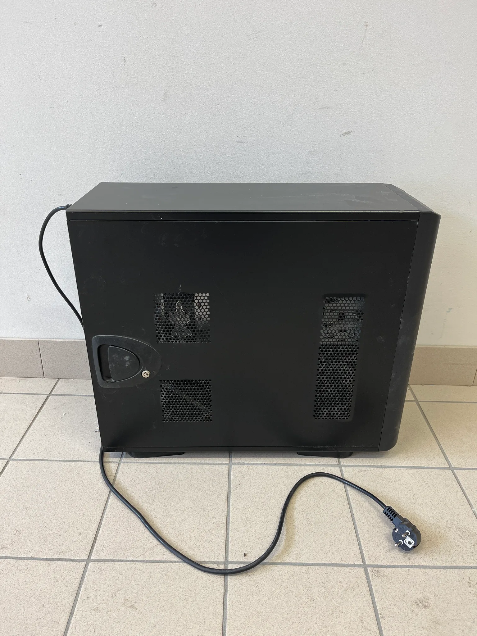 Stationär dator Chefftec. Saknar hårddisk. på auktion i Lomma hos Auctiona