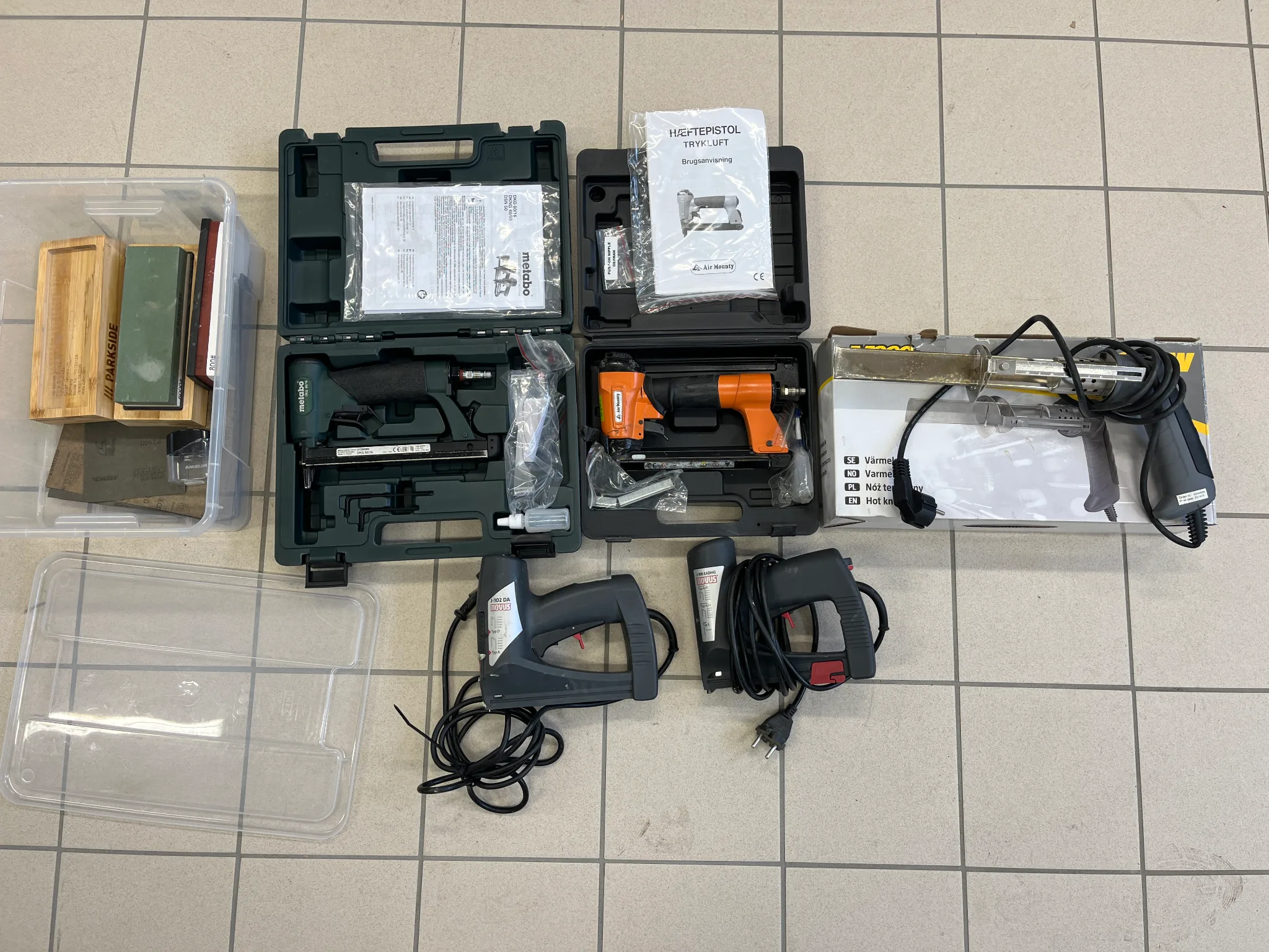 Värmekniv Meec, 4st klammerpistoler, slipstenar på auktion i Lomma hos Auctiona