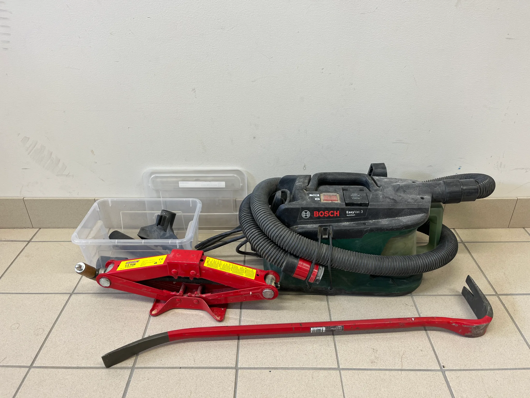 Dammsugare, kofot, domkraft på auktion i Lomma hos Auctiona