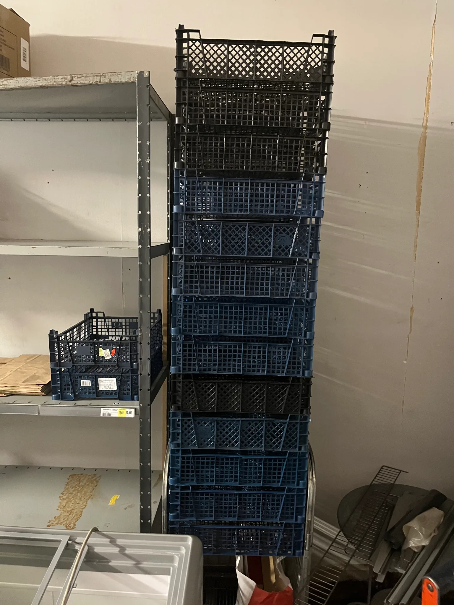 Plastbackar samt trådhylla på auktion i Boda Kyrkby hos Auctiona