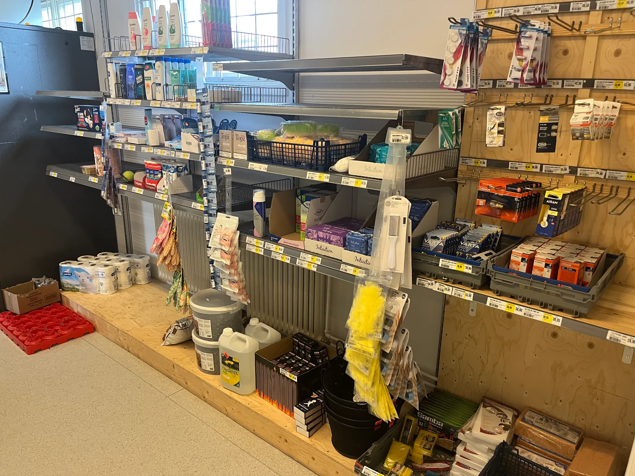 Batterier, lampor mm på auktion i Boda Kyrkby hos Auctiona