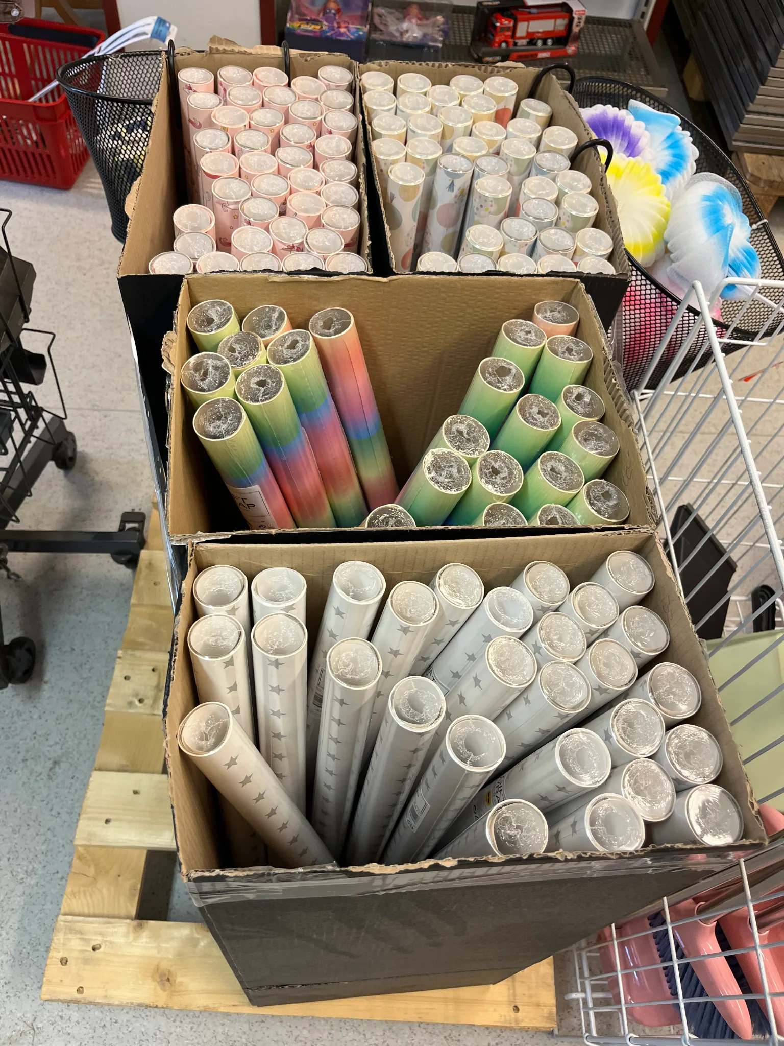 Presentpapper & gratulationskort på auktion i Boda Kyrkby hos Auctiona