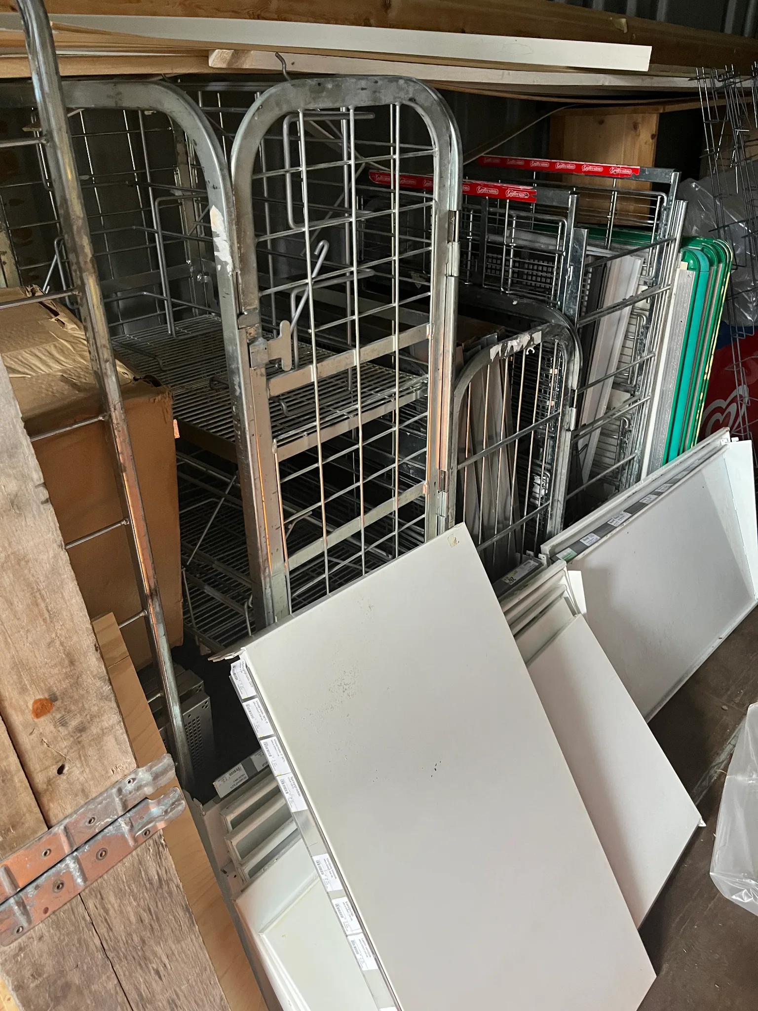 Marktäck väv, rullvagnar och hyllplan på auktion i Boda Kyrkby hos Auctiona