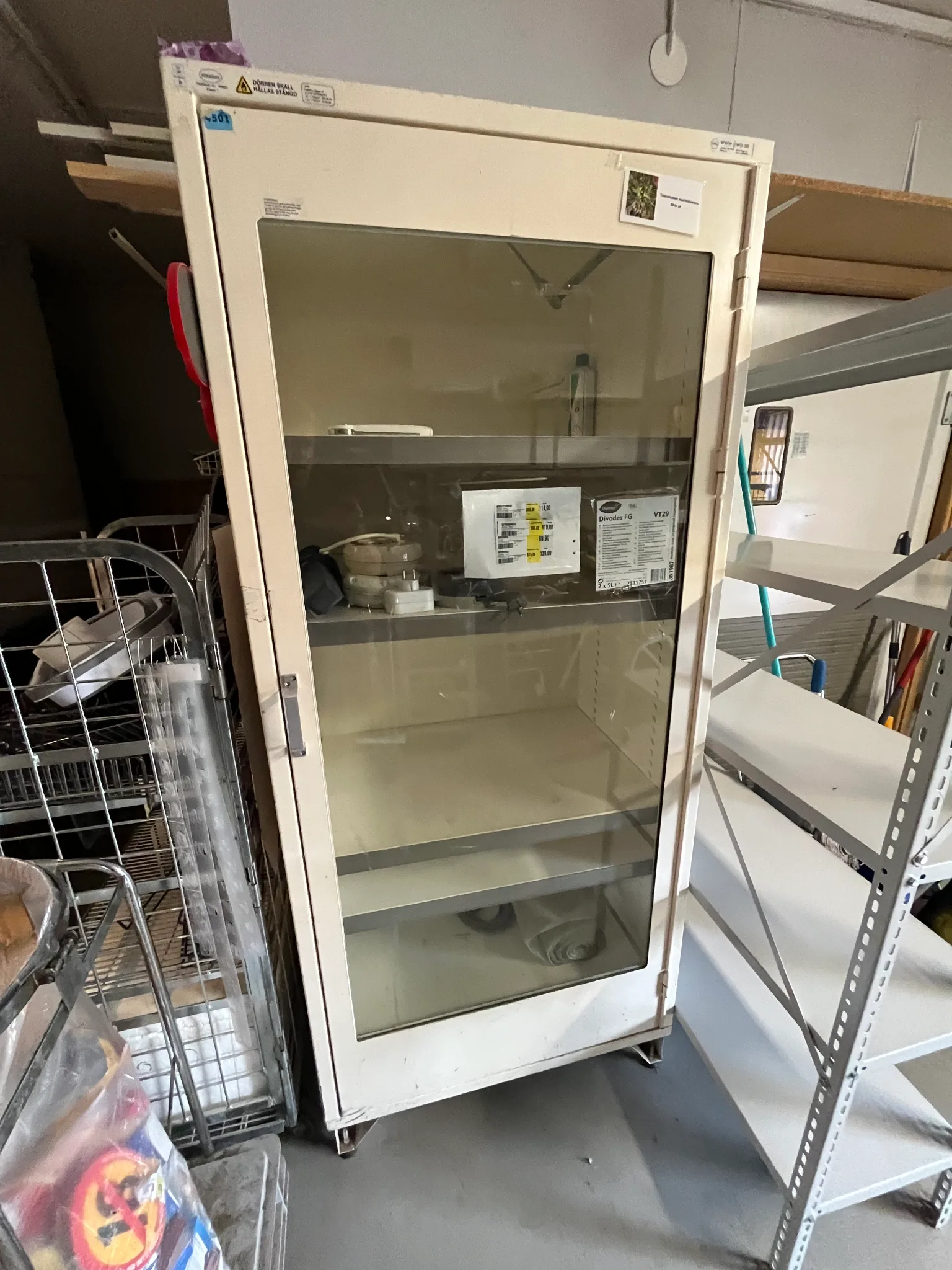 Kemskåp på auktion i Boda Kyrkby hos Auctiona