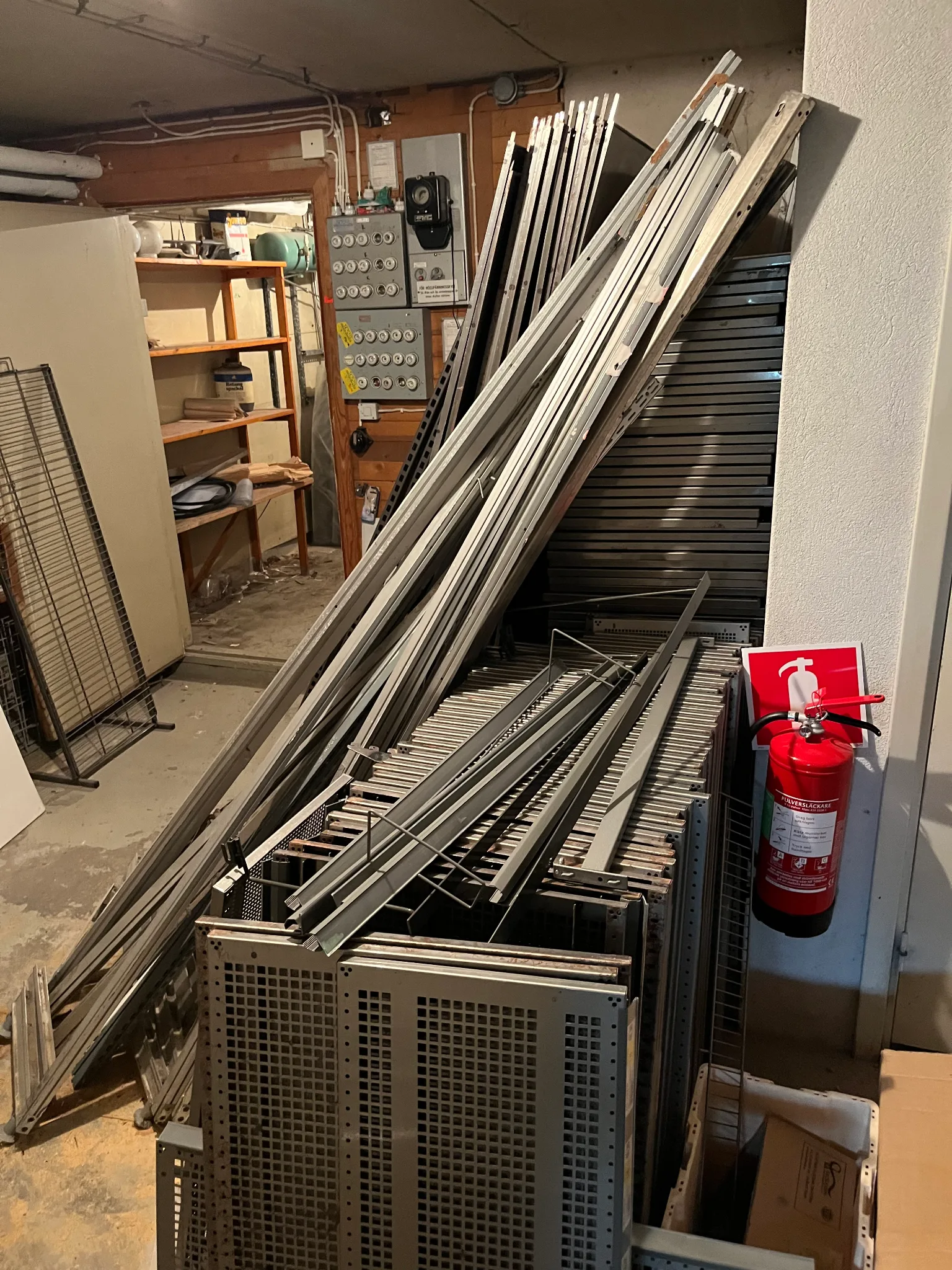 Stor mängd hyllplan, stativ och konsoller på auktion i Boda Kyrkby hos Auctiona