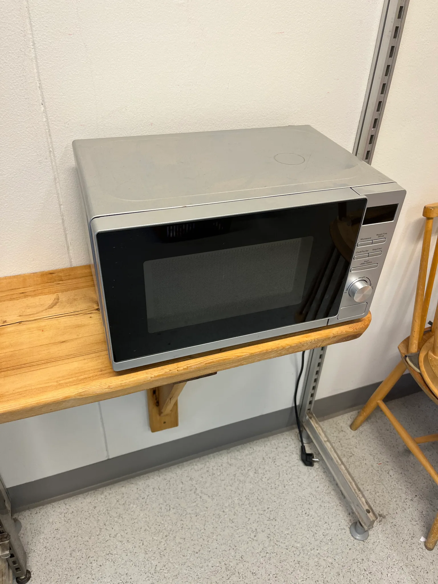 Stolar, bord och micro på auktion i Boda Kyrkby hos Auctiona