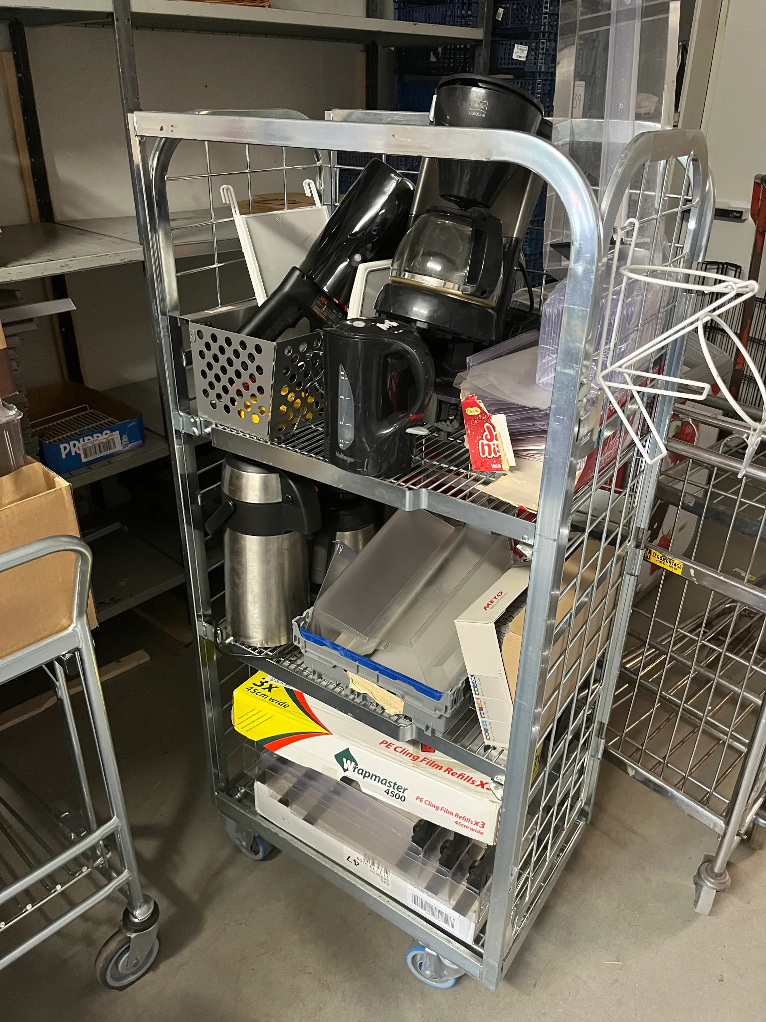 Rullvagn med innehåll på auktion i Boda Kyrkby hos Auctiona