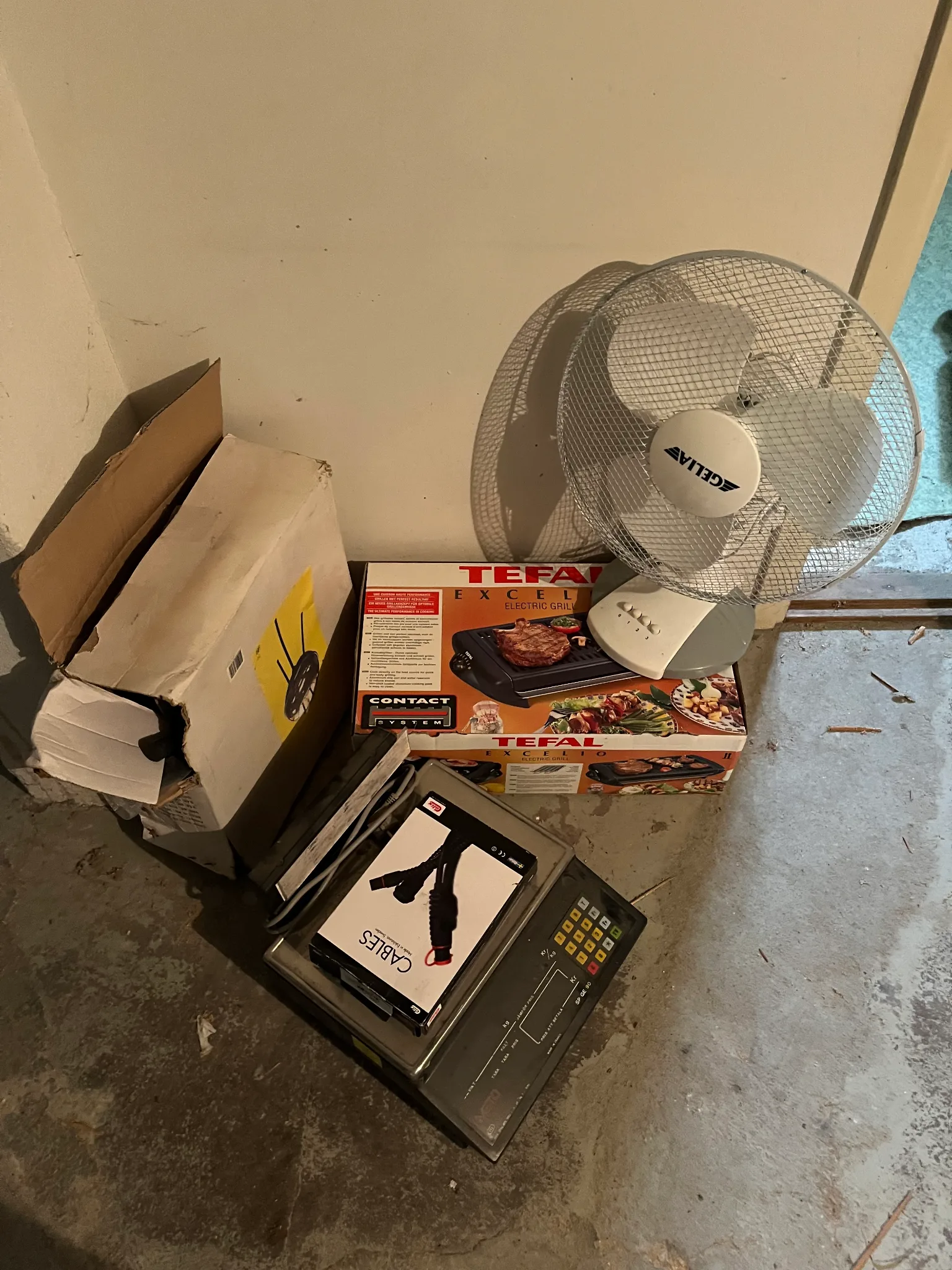 Grillar, fläkt och våg på auktion i Boda Kyrkby hos Auctiona