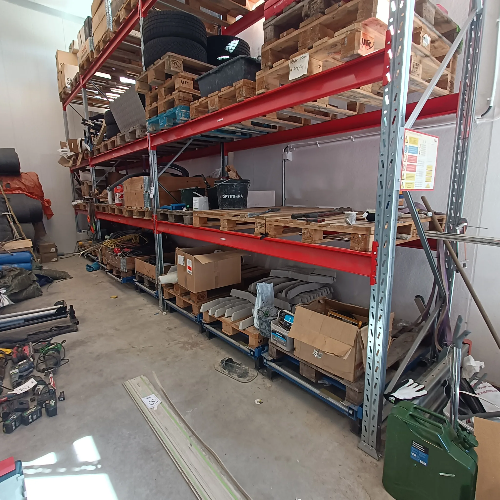 Innehåll på pallar enligt bilder