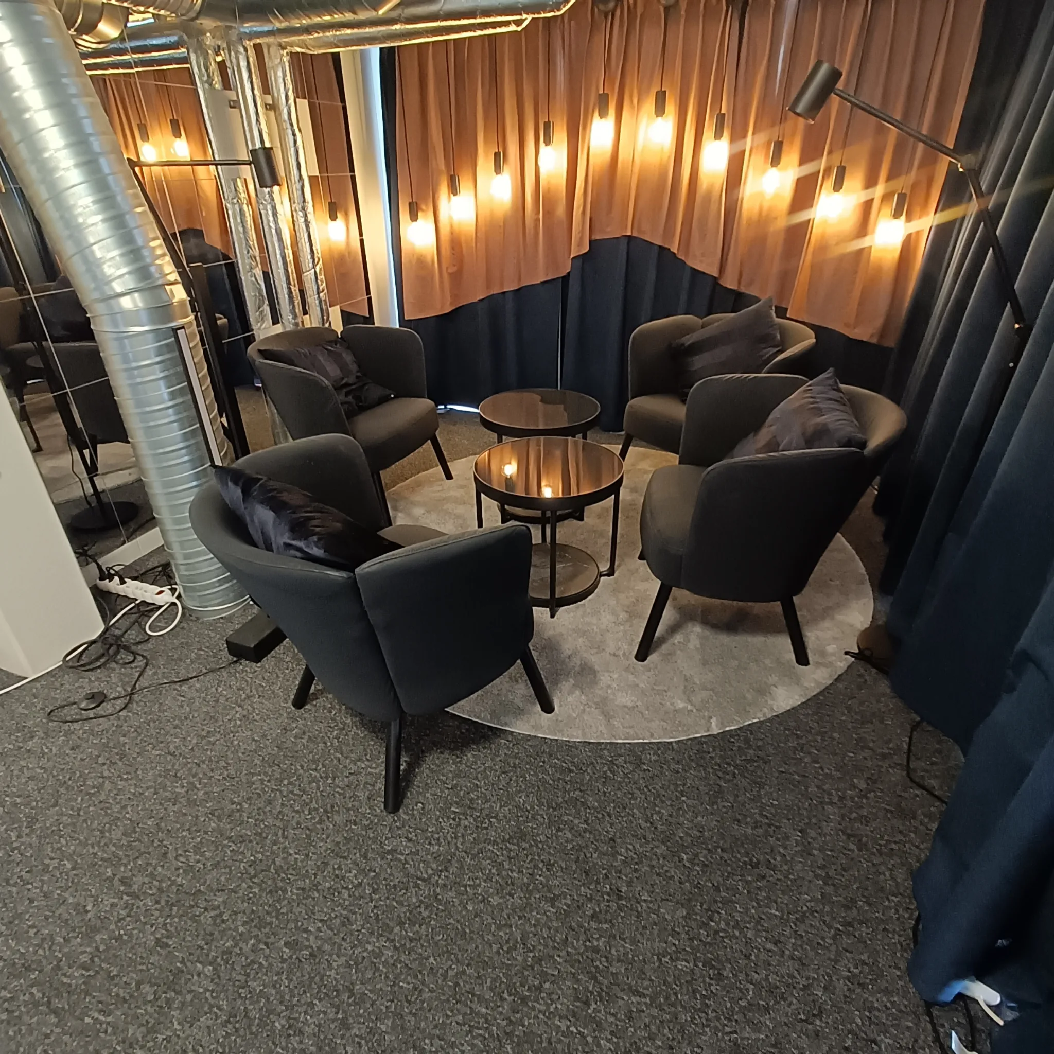 4st loungefåtöljer, matta, soffbord samt 3st golvlampor från Ikea