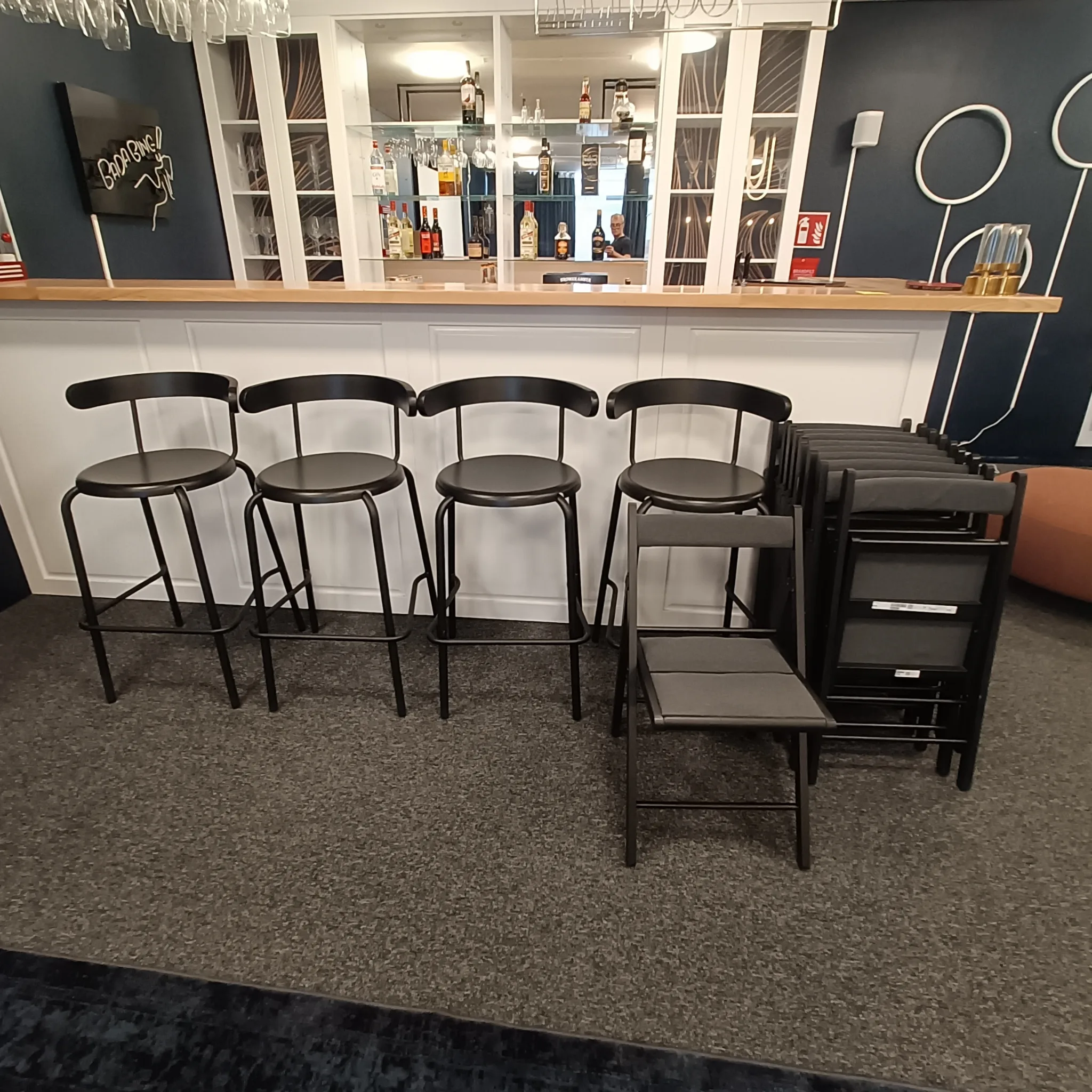 4st barstolar samt 10st ihopfällbara stolar från Ikea