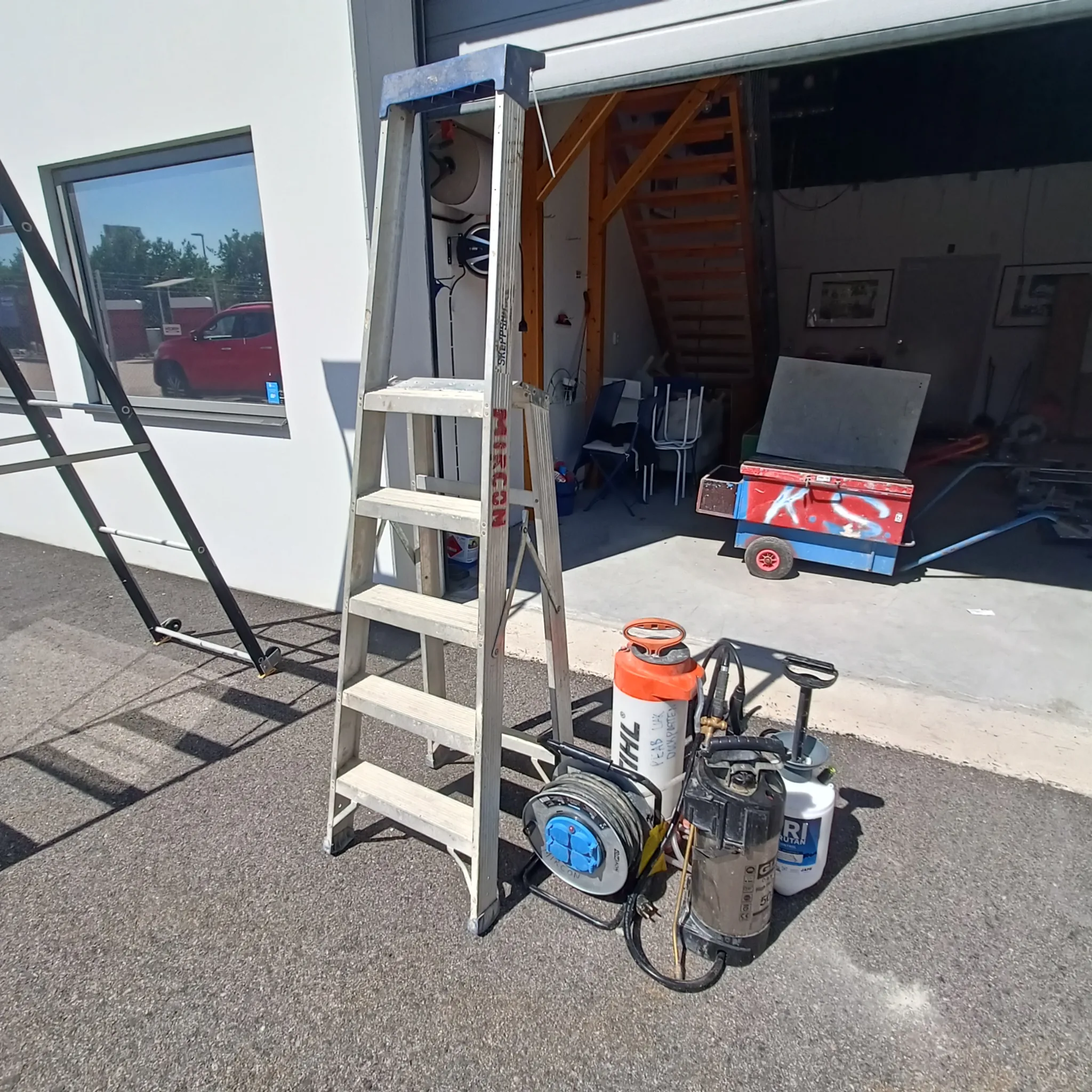Trycksprutor, trappstege och sladdvinda
